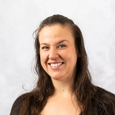 A headshot photo of massage therapist Isobel Musich of Rhodes Chiropractic